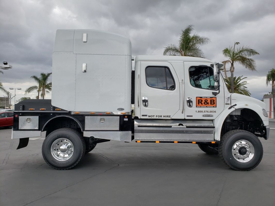 Freightliner 4x4 Sport Chasis custom m2 locking hubs double sleeper