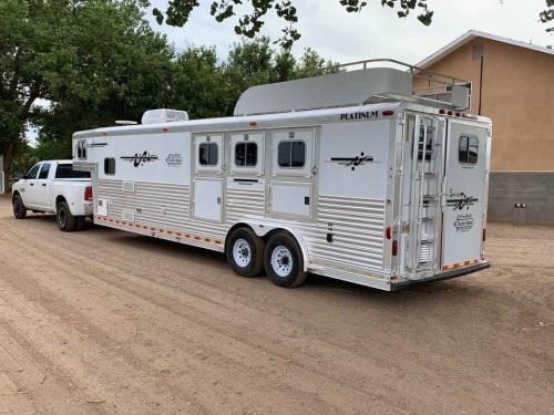 Platinum 3 horse w/living quarters - excellent condition