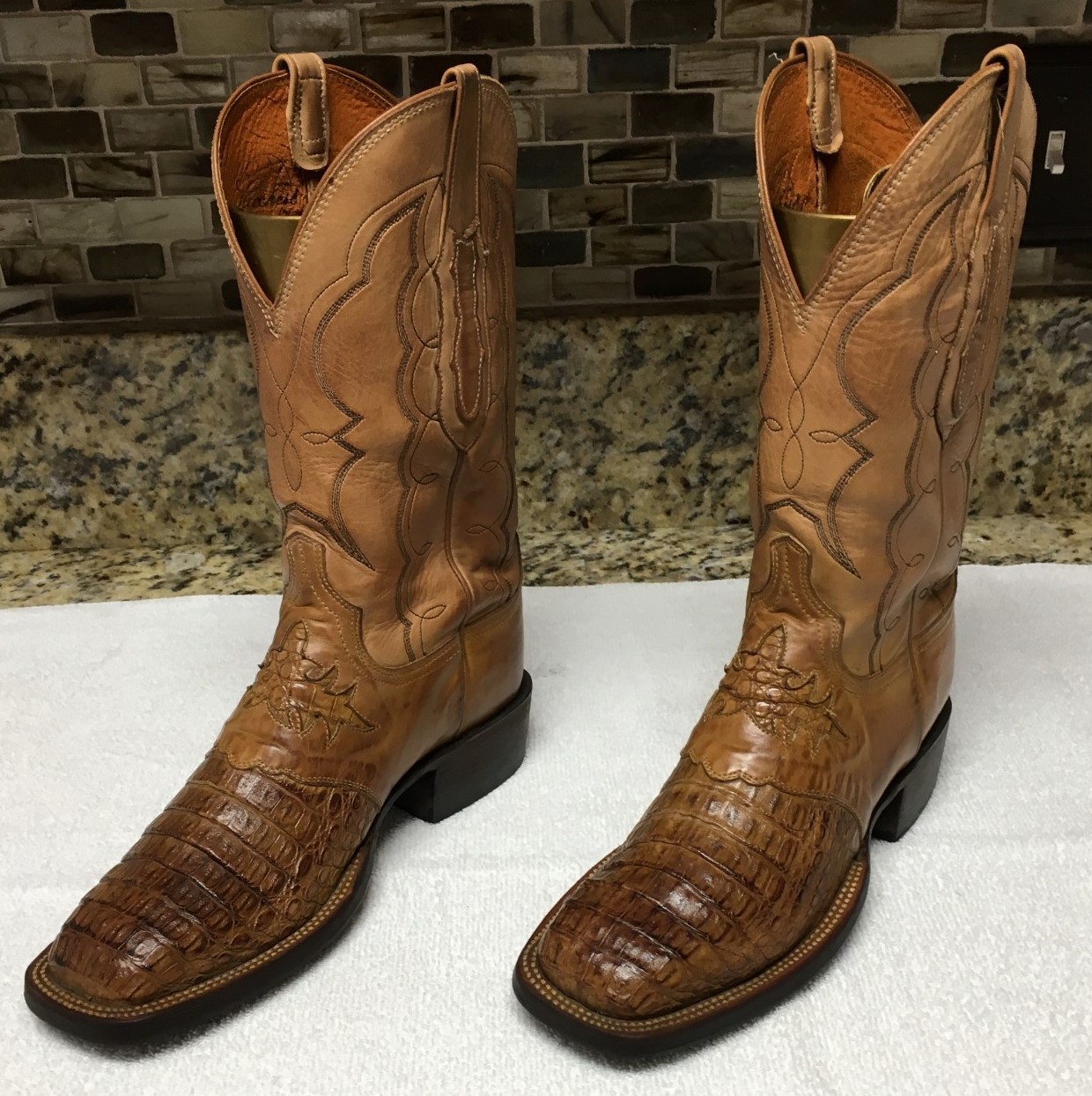 Lucchese Tan Waxy Hornback Caiman 7 1/2 D