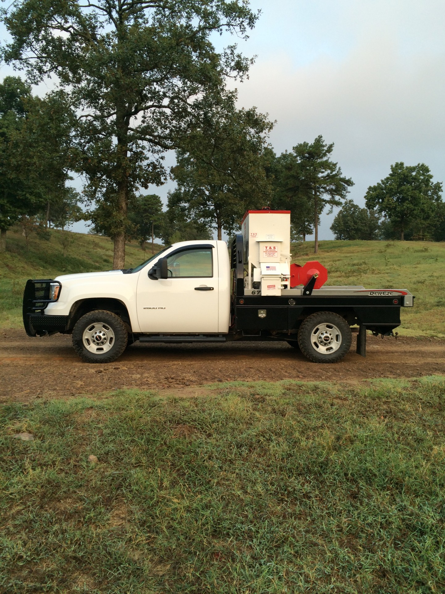 2011 GMC 2500 4x4 6.0 automatic w/ brand new Dew-Eze hay bed